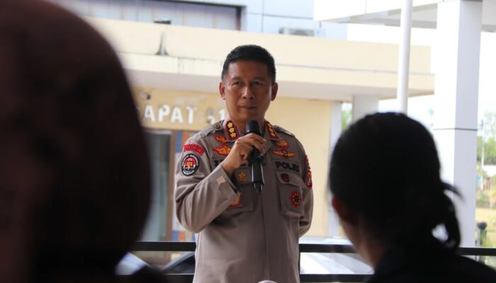 Kurangi Debu dan Dampak Karhutla, Samapta Polda Kaltara Lakukan Penyiraman Jalan