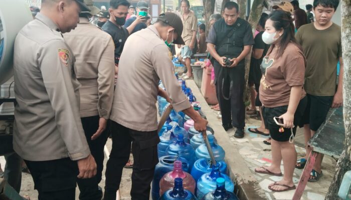 Hadir di Tengah Krisis: Polda Kalbar Gelar Bakti Kesehatan dan Salurkan Air Bersih Bagi Warga