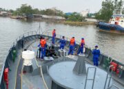 GELOMBANG KURANG BERSAHABAT, KAPAL POLRI TETAP SISIR LAUT BERSAMA TIM SAR CARI KORBAN KM VIRGO TRANSPORT 8