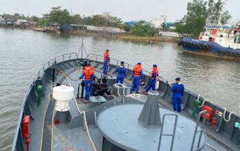 GELOMBANG KURANG BERSAHABAT, KAPAL POLRI TETAP SISIR LAUT BERSAMA TIM SAR CARI KORBAN KM VIRGO TRANSPORT 8