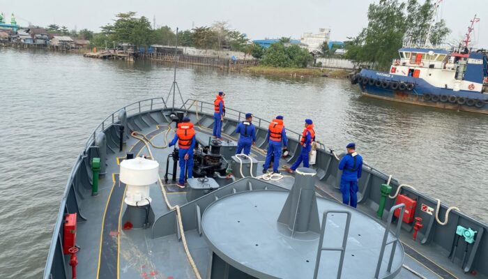 GELOMBANG KURANG BERSAHABAT, KAPAL POLRI TETAP SISIR LAUT BERSAMA TIM SAR CARI KORBAN KM VIRGO TRANSPORT 8