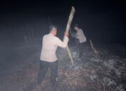POLSEK LEBONG UTARA BERSAMA WARGA PADAMKAN KARHUTLA DI DESA KETENONG 1