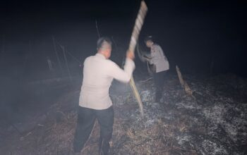 POLSEK LEBONG UTARA BERSAMA WARGA PADAMKAN KARHUTLA DI DESA KETENONG 1