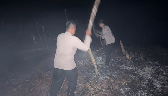 POLSEK LEBONG UTARA BERSAMA WARGA PADAMKAN KARHUTLA DI DESA KETENONG 1
