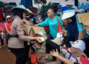 Polda Metro Jaya Bagikan Air Minum dan Makanan Ringan kepada Peserta Penyampaian Aspirasi