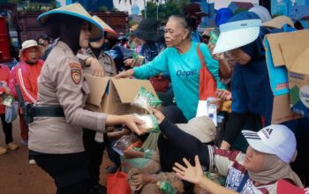 Polda Metro Jaya Bagikan Air Minum dan Makanan Ringan kepada Peserta Penyampaian Aspirasi