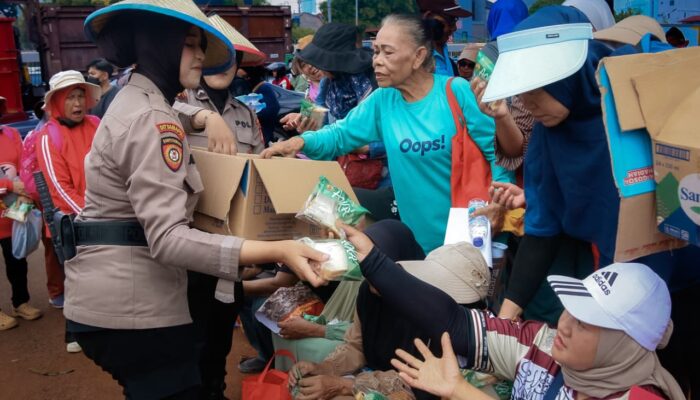 Polda Metro Jaya Bagikan Air Minum dan Makanan Ringan kepada Peserta Penyampaian Aspirasi