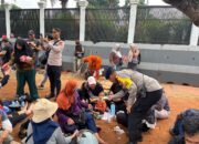 Brimob dan Polwan Polda Metro Bagikan Roti untuk Massa Hari Tani