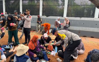 Brimob dan Polwan Polda Metro Bagikan Roti untuk Massa Hari Tani