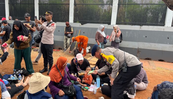 Brimob dan Polwan Polda Metro Bagikan Roti untuk Massa Hari Tani