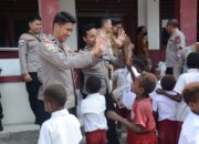 Satgas Damai Cartenz Bagikan Tas dan Alat Tulis untuk Masa Depan Papua
