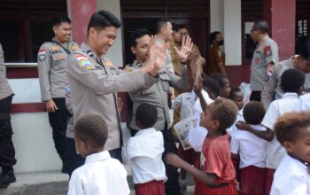 Satgas Damai Cartenz Bagikan Tas dan Alat Tulis untuk Masa Depan Papua