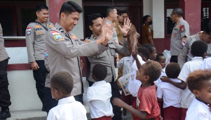 Satgas Damai Cartenz Bagikan Tas dan Alat Tulis untuk Masa Depan Papua