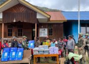 LAMPU SOLAR PANEL TERANGI ARINKOP, WARGA SAMBUT HANGAT KEHADIRAN SATGAS DAMAI CARTENZ DAN SATGAS TNI