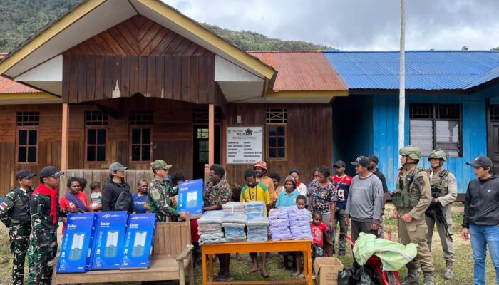 LAMPU SOLAR PANEL TERANGI ARINKOP, WARGA SAMBUT HANGAT KEHADIRAN SATGAS DAMAI CARTENZ DAN SATGAS TNI