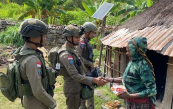 Warga Disapa, Anak-Anak Diajak Ceria: Patroli Humanis Satgas Damai Cartenz di Muara