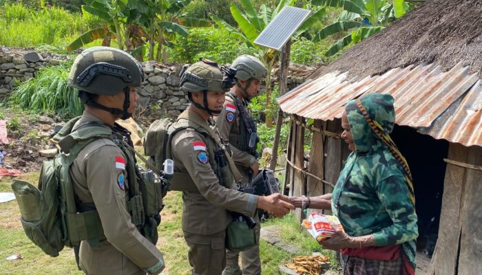 Warga Disapa, Anak-Anak Diajak Ceria: Patroli Humanis Satgas Damai Cartenz di Muara
