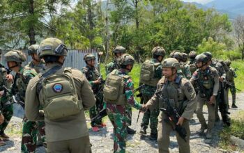MENYAPA WARGA DAN MENJAGA KETENANGAN, PATROLI GABUNGAN SATGAS KEPOLISIAN OPERASI DAMAI CARTENZ DAN TNI DI MUARA