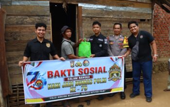 Peringati Hari Jadi Humas Polri ke-75, Humas Polres Lebong Bagikan 10 Paket Sembako di Desa Tabeak Blau II