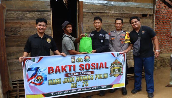 Peringati Hari Jadi Humas Polri ke-75, Humas Polres Lebong Bagikan 10 Paket Sembako di Desa Tabeak Blau II