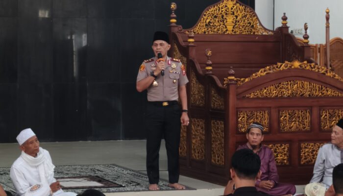 Tak Sekadar Ibadah, Jumat Keliling Kapolda Bengkulu Jadi Momentum Perkuat Silaturahmi dan Kepedulian kepada Masyarakat Lebong